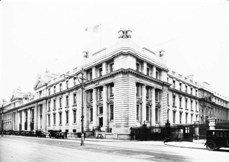 Government Buildings, post-1922. Cars in line.