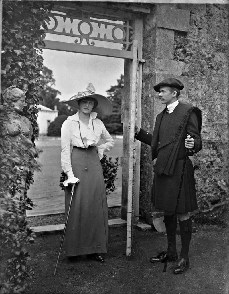 Couple, Lord Duncannon at gate