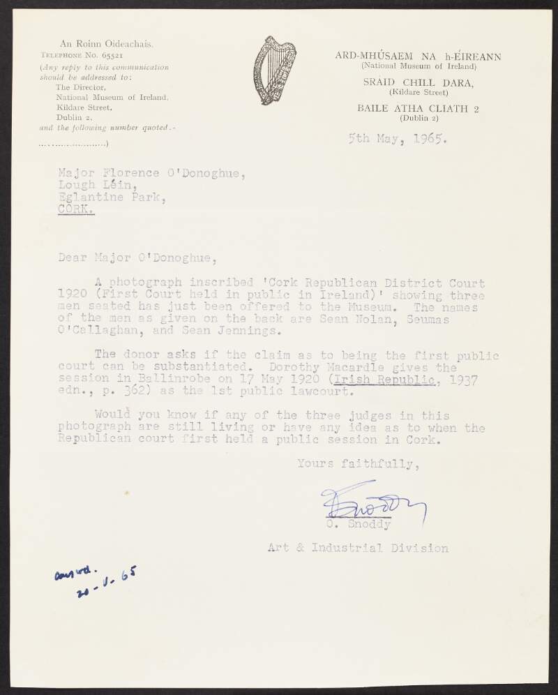 Typescript letter from Oliver Snoddy [Pádraig Ó Snodaigh], Dublin, to Florence O'Donoghue, Cork, regarding an enclosed 1920 photograph of a sitting of a Sinn Féin Court in Cobh,